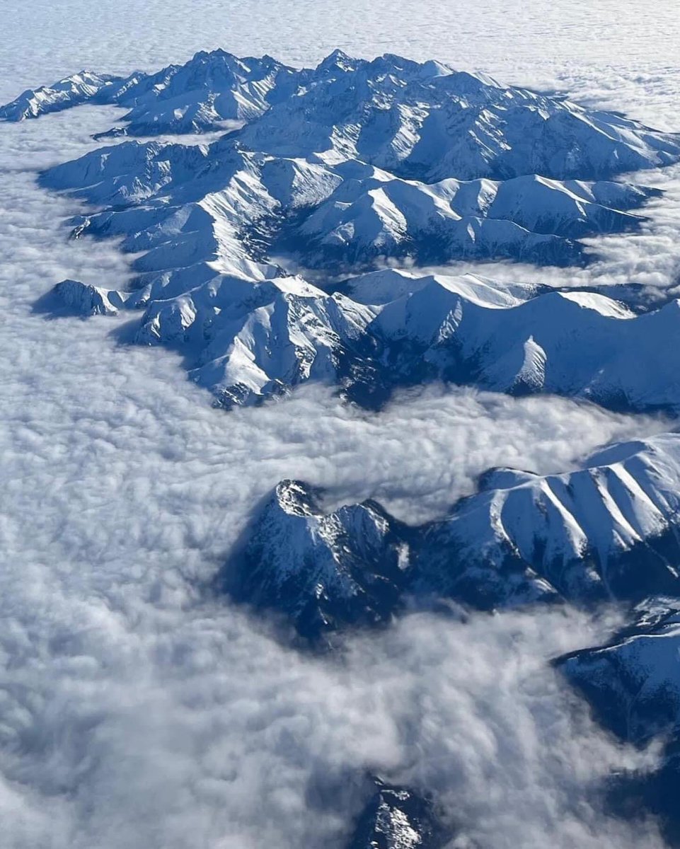 SlovakiaInPL's tweet photo. Dziękujemy @mr.strakhoff i @ThisIsSlovakia_ za ten wspaniały foto-widok na nasze 🇸🇰🇵🇱 #Tatry 🏔️wykonany z pokładu samolotu @wizzair ✈️ Coś niesamowitego! 🤩 #ThisIsSlovakia #ThisIsPoland #Slovakia #Poland https://t.co/hQTZL81hZX
