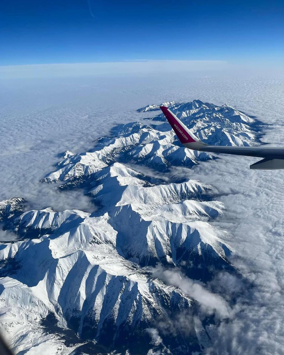 SlovakiaInPL's tweet photo. Dziękujemy @mr.strakhoff i @ThisIsSlovakia_ za ten wspaniały foto-widok na nasze 🇸🇰🇵🇱 #Tatry 🏔️wykonany z pokładu samolotu @wizzair ✈️ Coś niesamowitego! 🤩 #ThisIsSlovakia #ThisIsPoland #Slovakia #Poland https://t.co/hQTZL81hZX