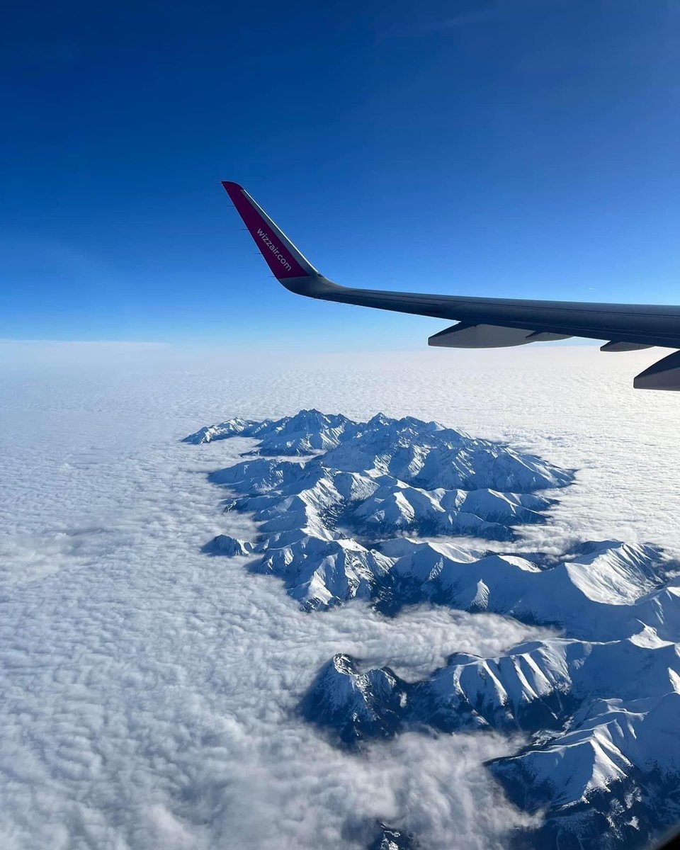 SlovakiaInPL's tweet photo. Dziękujemy @mr.strakhoff i @ThisIsSlovakia_ za ten wspaniały foto-widok na nasze 🇸🇰🇵🇱 #Tatry 🏔️wykonany z pokładu samolotu @wizzair ✈️ Coś niesamowitego! 🤩 #ThisIsSlovakia #ThisIsPoland #Slovakia #Poland https://t.co/hQTZL81hZX