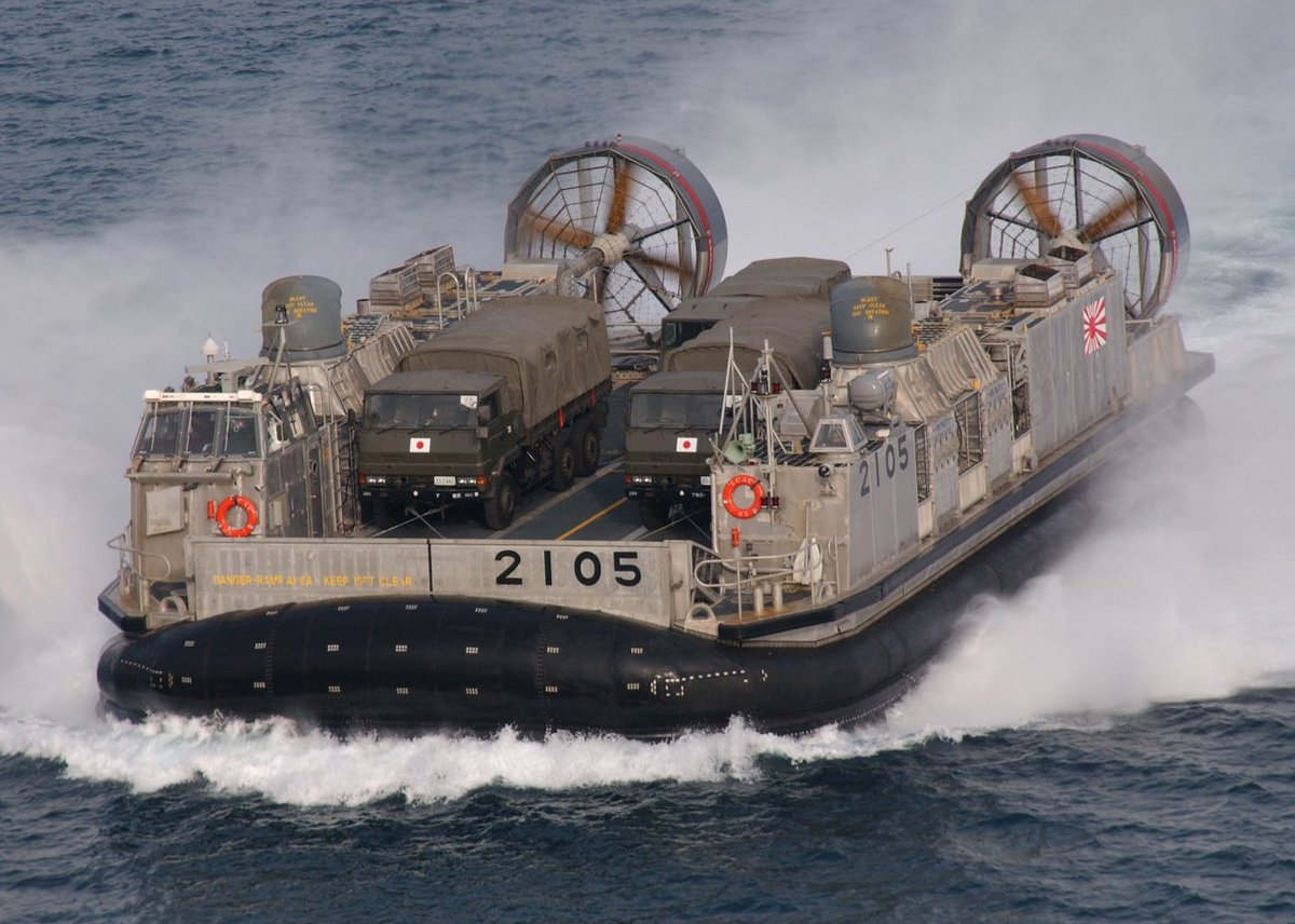 JapanTank's tweet photo. 輸送艦「おおすみ」がLCAC(ホバークラフト)2つ搭載して石川に向かってる
トラックを搭載し浜辺に海からそのまま上陸できるので港湾が破壊されていても、道路が寸断されていても物資を大量に輸送できる https://t.co/sezMUHz8zI