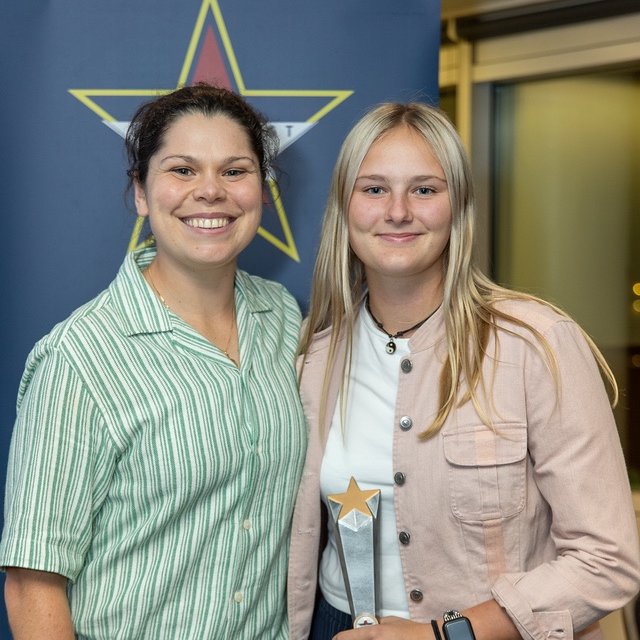 SEStarsCricket's tweet photo. Stars 🤝 England U19 🦁

Alexa Stonehouse, Tilly Corteen-Coleman, Charlotte Lambert, and Charlotte Stubbs have been selected in the Preparation Phase squad ahead of England's U-19 tri-series against Australia &amp; Sri Lanka 💛

READ MORE ➡️ https://t.co/rqcimFs7CL 📲 https://t.co/4ipi72dEFe