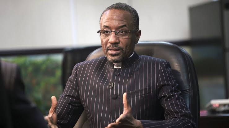 ElochukwuOhagi's tweet photo. When Buhari was declared winner in 2015, they pushed a media campaign that Goodluck Jonathan was corrupt. But no one mentioned his deputy Namadi Sambo as corrupt for the 8 years Buhari was president. They never mentioned Lamido Sanusi who was the central bank governor under Jonathan. 

After Buhari left office, no one mentioned Buhari or his deputy as corrupt. Tinubu will rather go after the central bank governor who is from the East. 

After 8 years Buhari and Osibanjo weren't corrupt but Emefiele who is their boy boy is corrupt. 

This is your Nigerià. This is how they do and behave. Fulani and Yoruba aren't corrupt but others are corrupt. 

Someone should inform every Easterner that Nïgeria doesn't belong to them. You are wasting your time believing in One Nïgeria. 

You must peacefully divide Nigerià for peace to reign. 

Elochukwu Ohagi, Philosopher, Teacher and Activist, 2024.