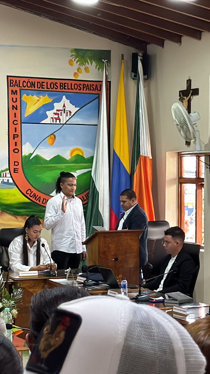 El día de ayer me posesioné como concejal del municipio de Santa Bárbara (Antioquia). Me alegra muchísimo poder poner mis conocimientos, gestiones e iniciativas al servicio de la gente y de sus causas. 🙌🏼