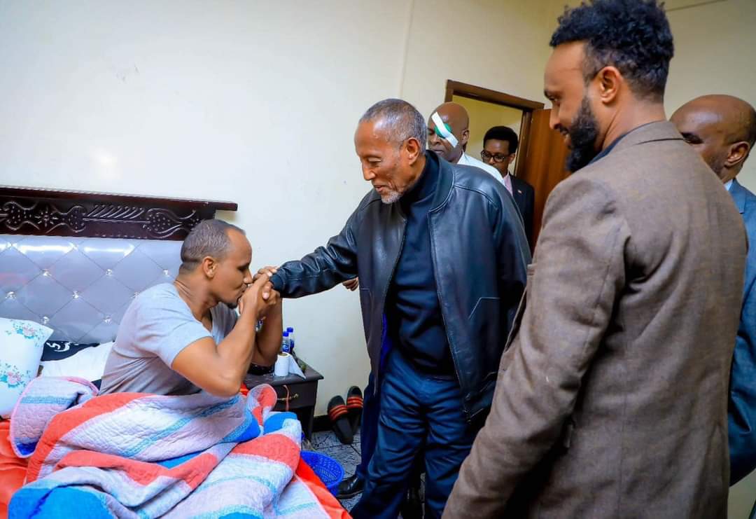 Samraawi01's tweet photo. Madaxweynaha Somaliland Muuse Biixi Cabdi ayaa booqday Cisbitaal ku yaalla Addis-Ababa oo lagu daawaynayo qaar ka mid ah Ciidamada Somaliland ee ku dhaawacmay dagaalkii Laascaanood iyo weliba dad kale oo Somaliland ka soo jeeda oo iyana Cisbitaalka ku jira. https://t.co/UgPYVvMyIx