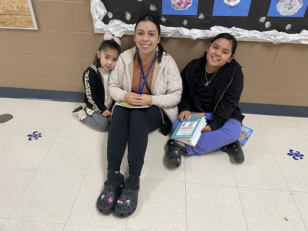 Starting our day back with some parental involvement and reading! #stopdropread De regreso a clases leyendo con nuestros padres @MandyMunoz22 @TAMEZKIMBERLY
