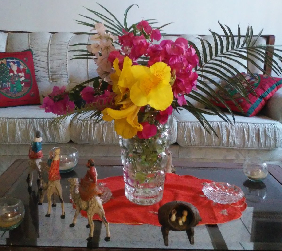 Lisbeth_DJ's tweet photo. Flores para mi mamita en su cumpleaños n°80!!! https://t.co/tWreGlVfDH