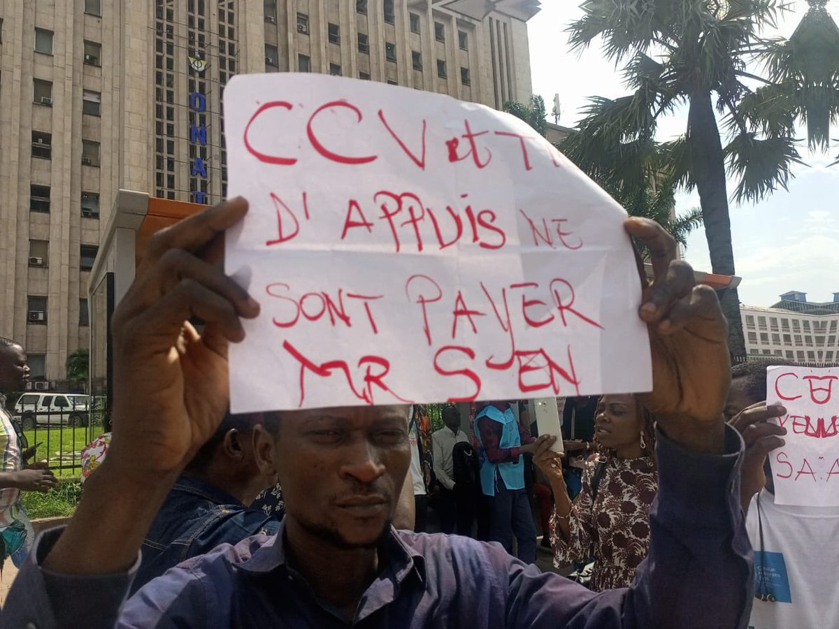pepele_news's tweet photo. 🔴 #KINSHASA- Grogne devant la CENI ce mercredi, 3 janvier: Les agents temporaires des #CCV (Chefs de centre de vote) et #TICV (Techniciens, Informaticiens de Centre de Vote), disent avoir travaillé pour la #CENI sans être payé. C’est ainsi qu’ils réclament devant le bâtiment de la @cenirdc , leur #salaire. #RDC @pepele_news