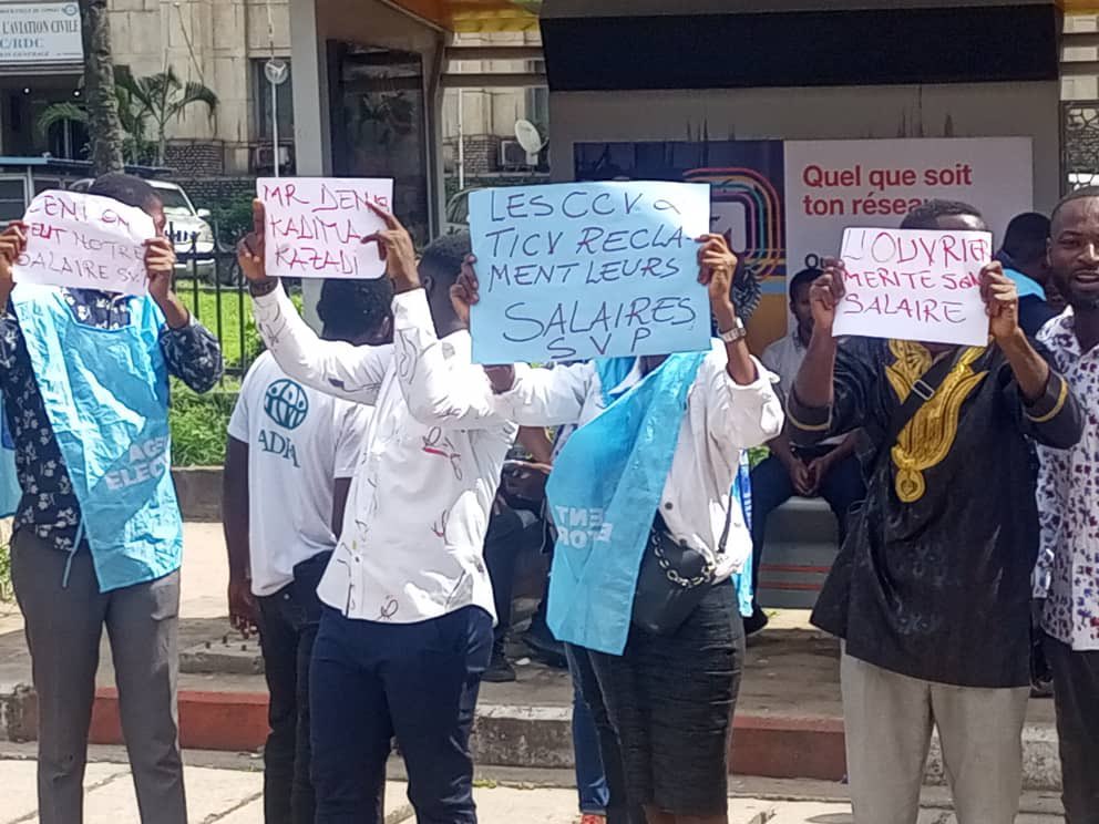 pepele_news's tweet photo. 🔴 #KINSHASA- Grogne devant la CENI ce mercredi, 3 janvier: Les agents temporaires des #CCV (Chefs de centre de vote) et #TICV (Techniciens, Informaticiens de Centre de Vote), disent avoir travaillé pour la #CENI sans être payé. C’est ainsi qu’ils réclament devant le bâtiment de la @cenirdc , leur #salaire. #RDC @pepele_news