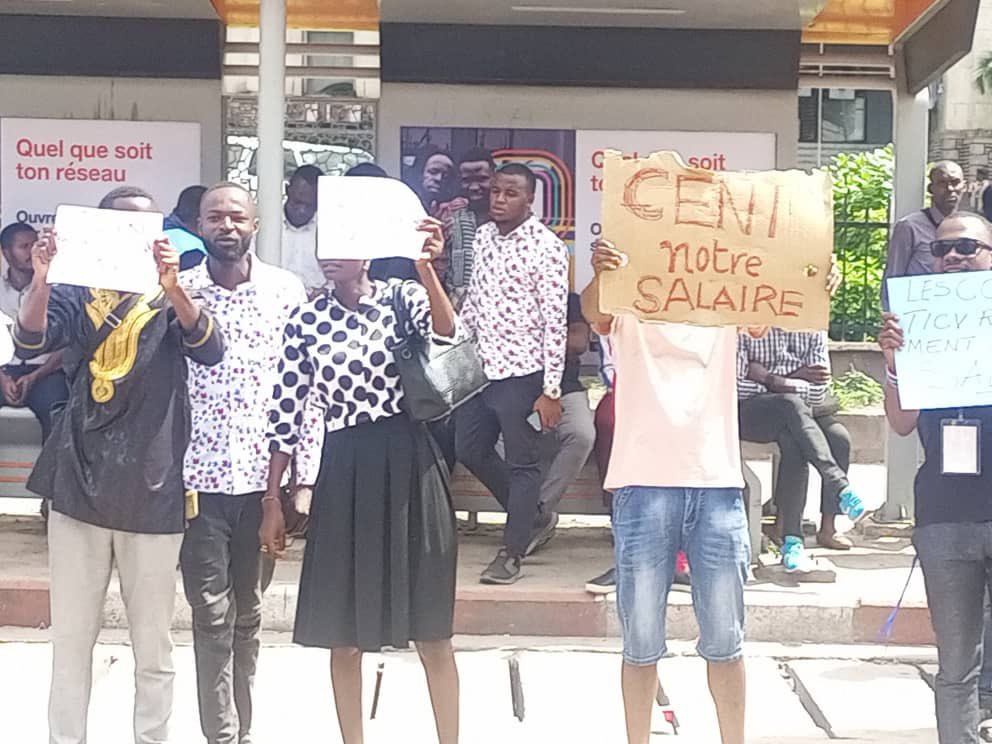 pepele_news's tweet photo. 🔴 #KINSHASA- Grogne devant la CENI ce mercredi, 3 janvier: Les agents temporaires des #CCV (Chefs de centre de vote) et #TICV (Techniciens, Informaticiens de Centre de Vote), disent avoir travaillé pour la #CENI sans être payé. C’est ainsi qu’ils réclament devant le bâtiment de la @cenirdc , leur #salaire. #RDC @pepele_news