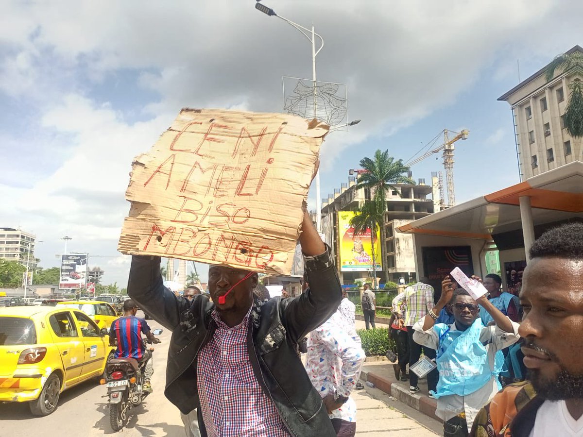 pepele_news's tweet photo. 🔴 #KINSHASA- Grogne devant la CENI ce mercredi, 3 janvier: Les agents temporaires des #CCV (Chefs de centre de vote) et #TICV (Techniciens, Informaticiens de Centre de Vote), disent avoir travaillé pour la #CENI sans être payé. C’est ainsi qu’ils réclament devant le bâtiment de la @cenirdc , leur #salaire. #RDC @pepele_news
