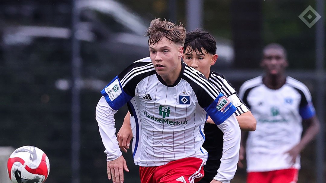 HSVYoungTalents's tweet photo. Zum Start in das neue Jahr reisen die @DFB_Junioren mit ihrer #U16 und #U17 in ein gemeinsames Trainingslager nach Spanien. Von unseren Jungs ist Karim #Coulibaly dabei. Finn #Barkowsky und Kilian #Machado stehen auf Abruf bereit.

#nurderHSV #HSVYoungTalents

📸 Michael Schwarz https://t.co/5xym3L0VSt