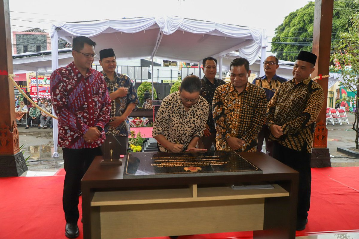 banghohok's tweet photo. RESPECT! 

Sudah tahu kan siapa beliau? Ya, betul. Putri sulung atau putri pertama Sri Sultan Hamengku Buwono X yaitu Gusti Kanjeng Ratu Mangkubumi.

Kesederhanaannya dari dulu hadir acara dengan menyetir mobil sendiri dan tidak ada pengawalan apapun.

📸: Prokompim Sleman https://t.co/8uUinvZNBc