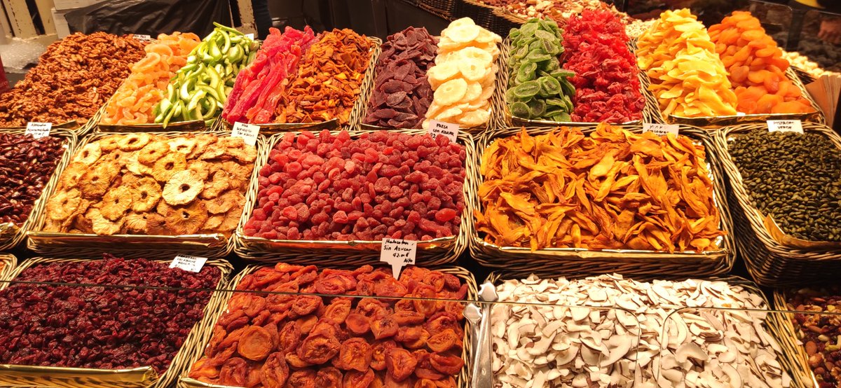 A cielos grises, suelos de colores.
#BuenasTardes, buena gente.
#Vida
#LaBoqueria
📸 Yolanda