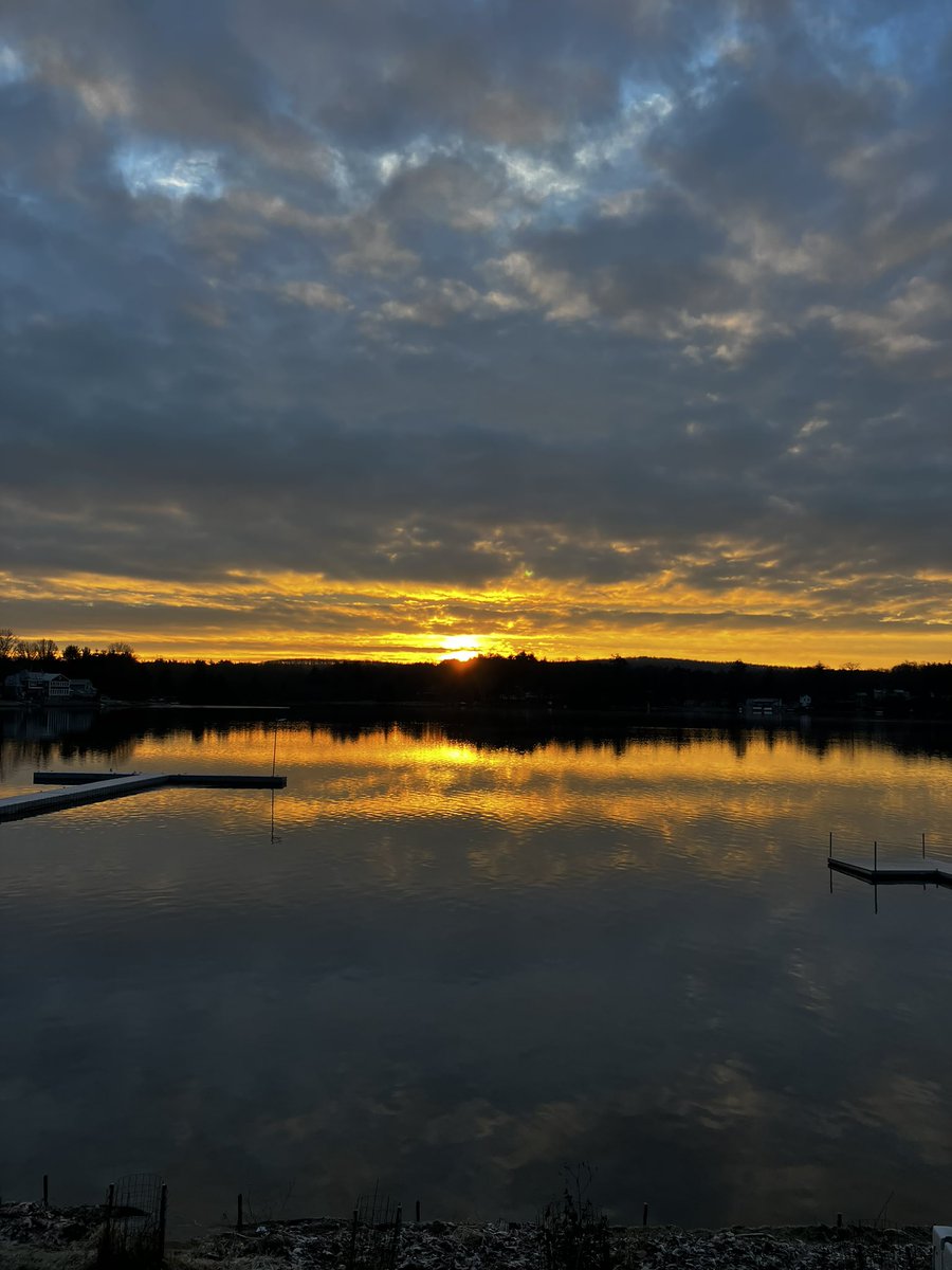 minnie_pickles's tweet photo. Good morning! ๐ Rember to look for the beauty around you. #natureheals๐
โจ๐ฒ๐๐ฟ๐ฆ
๐๐โ
๏ธ
#sunrisephotography #sunrise #sunriseoftheday
#reflectionphotography
#SouthwickMA #LakeCongamond
#lakephotography #thanksmothernature
#suffieldct https://t.co/yd9mA8faLT