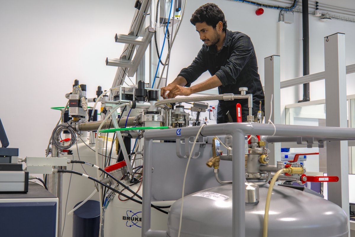 A research team at @NantesUniv is using hyperpolarization to increase the sensitivity, & potential applications, of #NMR spectroscopy in complex mixture analysis. Learn more: goto.bruker.com/3S3HNmj Image: Prototype DNP #CustomerStories #MakeMRmoreRelevant #Spectroscopy #Bruker