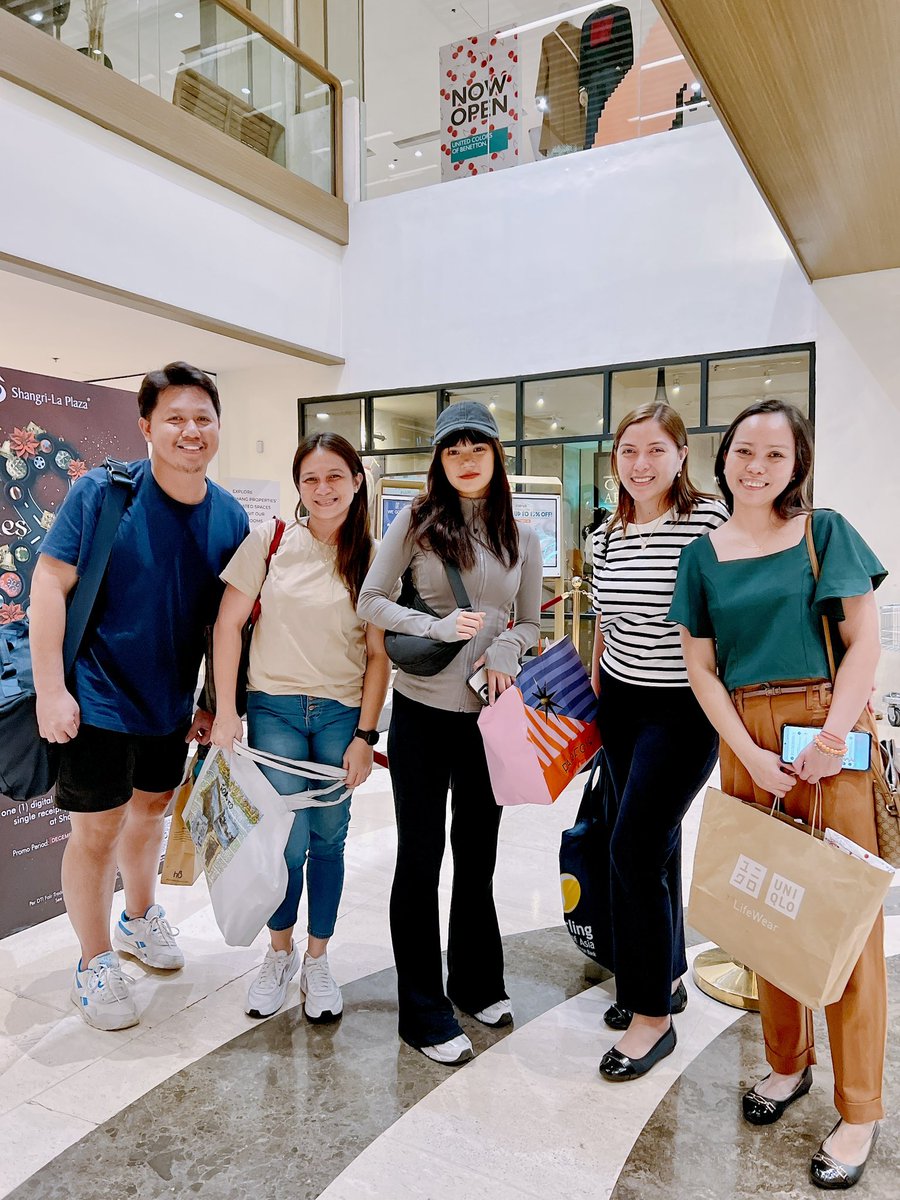 marsthegreat's tweet photo. With ‘THE’ Irene ‘Mama mo! Mama ko?’ Y. Tiu @MissMarisRacal 

Salamat at binalikan mo pa kami para magpa-pic sa’yo. 😍 https://t.co/d9idDYR9D0