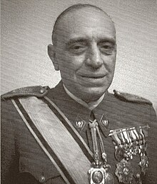outsidersesp's tweet photo. Antonio Vallejo Nájera, asesino de ideas y personas.

“El doctor Mengele español” y Maestro de psiquiatras españoles.

El franquismo experimentó con 50 reclusas de Málaga en busca del gen rojo. También lo hizo con componentes de las Brigadas Internacionales, y así los “estudió”.

En mayo de 1939 el afamado psiquiatra franquista Antonio Vallejo Nájera se trasladaría hasta la prisión provincial de Málaga para someter a un importante experimento racial a 50 presas republicanas, elegidas de entre todo el grupo de edades. Sus investigaciones en la cárcel le permitieron degradar hasta sus últimas consecuencias la figura de aquella mujer republicana, que tachaba en sus estudios como un “ser degenerado, lleno de ferocidad y de rasgos criminales”. Publicaría años más tarde en la Revista Española de Medicina y Cirugía el prestigioso artículo recordando la temible influencia del “gen rojo” y la necesidad de extirparlo de entre los vencidos, según informa María Serrano.

Nada se conoce de la identidad de aquellas mujeres que estuvieron expuestas durante largos días a los humillantes test psicológicos a que fueron sometidas. Con papel y pluma, el psiquiatra redactaría en un amplio informe caracterizando a sus víctimas. Aquellas “mujeres marxistas” eran cincuenta: 33 condenadas a muerte, 10 a reclusión perpetua y las 7 restantes tenían penas de entre 10 y 15 años. Ningún archivo pone nombres y apellidos a estas presas malagueñas, aunque se conoce como el temido psiquiatra las consideraba peligrosas por diferentes niveles de grupos, considerando “las más degeneradas” a las que eran marxistas y catalanas.

La crudeza de sus documentos despierta escalofríos al relatar la terrible humillación a la que fueron sometidas estas republicanas. Entre las conclusiones Nájera apuntaría que “la mujer roja y la mujer en general tenía rasgos físicos de extraordinaria inferioridad con respecto al hombre”. Además señala como otro de los puntos más importantes que “el marxismo y la revolución unidos a la mujer debían ser tratados médicamente, no políticamente”. Para este médico era una cuestión de absoluta obviedad pensar que eran “débiles mentales y analfabetas”.

El temido gen rojo

“Este psiquiatra creía que existía el gen rojo, creía que las mujeres tenían un virus que era necesario extirpar y que ser de izquierdas tenía una inconfundible relación con la perversión humana”, apunta Esperanza Bosch, autora del estudio “La psicología de las mujeres republicanas según el Dr. Antonio Vallejo Nájera”. Ante esta creencia y el éxito absoluto de las teorías de Nájera en la posguerra, las mujeres republicanas comenzaron a sufrir la verdadera degeneración por parte de la dictadura franquista. Bosch apunta que “a estas mujeres les quitaron a sus hijos para destruir sus mentes y anular sus voluntades”. Tampoco se sabe a ciencia cierta si los niños de aquellas mujeres sobrevivieron en medio de los experimentos, siendo finalmente exterminados para eliminar cualquier posibilidad de “intoxicación” de aquel gen.

Tal y como se ocurrió en la Alemania nazi posterior, el franquismo presentó estudios a través de personalidades reconocidas de la época, como el de este psiquiatra, que crearon un patrón de exterminio que justificaría las políticas contra la llamada ‘Anti- España’, llena de “masones, comunistas, librepensadores anarquistas y republicanos”.

Además Nájera, nombrado jefe de los servicios psiquiátricos de Franco, se encontraba fuertemente influenciado por las doctrinas alemanas de higiene racial que luego se llevarían hasta sus extremos más pavorosos en los campos de exterminio de la Segunda Guerra Mundial. Aquellas cincuenta presas fueron el primer material de estudio.