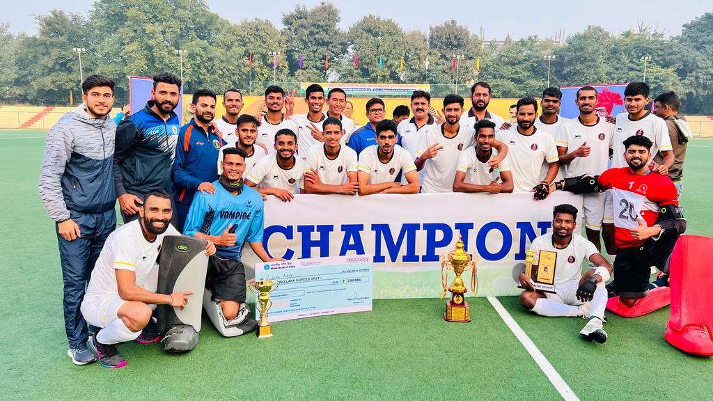 indiannavy's tweet photo. Stellar start of the year by naval sportspersons!
#IndianNavy Hockey Team clinches the All India Padma Shri Mohammed Shahid Invitational Hockey Championship Trophy held at Varanasi #02Jan 24.

#IndianNavySports
#HockeyChampions

@IndiaSports @kheloindia https://t.co/6TPRFWxXBf
