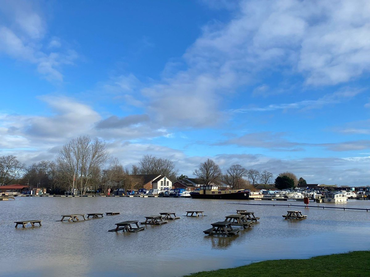 Along with our Local Resilience Forum partners, we're continuing to respond to flooding in the Billing Aquadrome area, with evacuation of the site continuing. More: ow.ly/j5Lk50Qnqyb @EnvAgencyMids @northantsfire @WestNorthants @NNorthantsC @Northants_SAR @WNCEPTeam