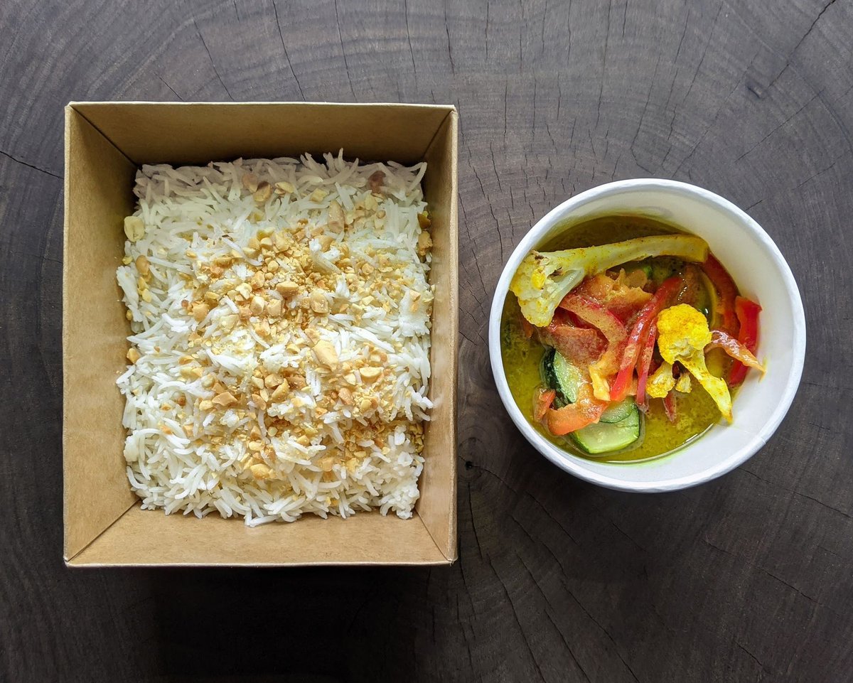 Keep calm and curry on 🥥🌶️ This is our Phang Nga, complete with zucchini, red pepper, tandoori cauliflower, crushed peanut, rice, and our house made coconut curry sauce.

👉 Order pick-up and delivery in Guelph! buff.ly/3G1BRTA 
📍 30 Wyndham Street N, #DowntownGuelph