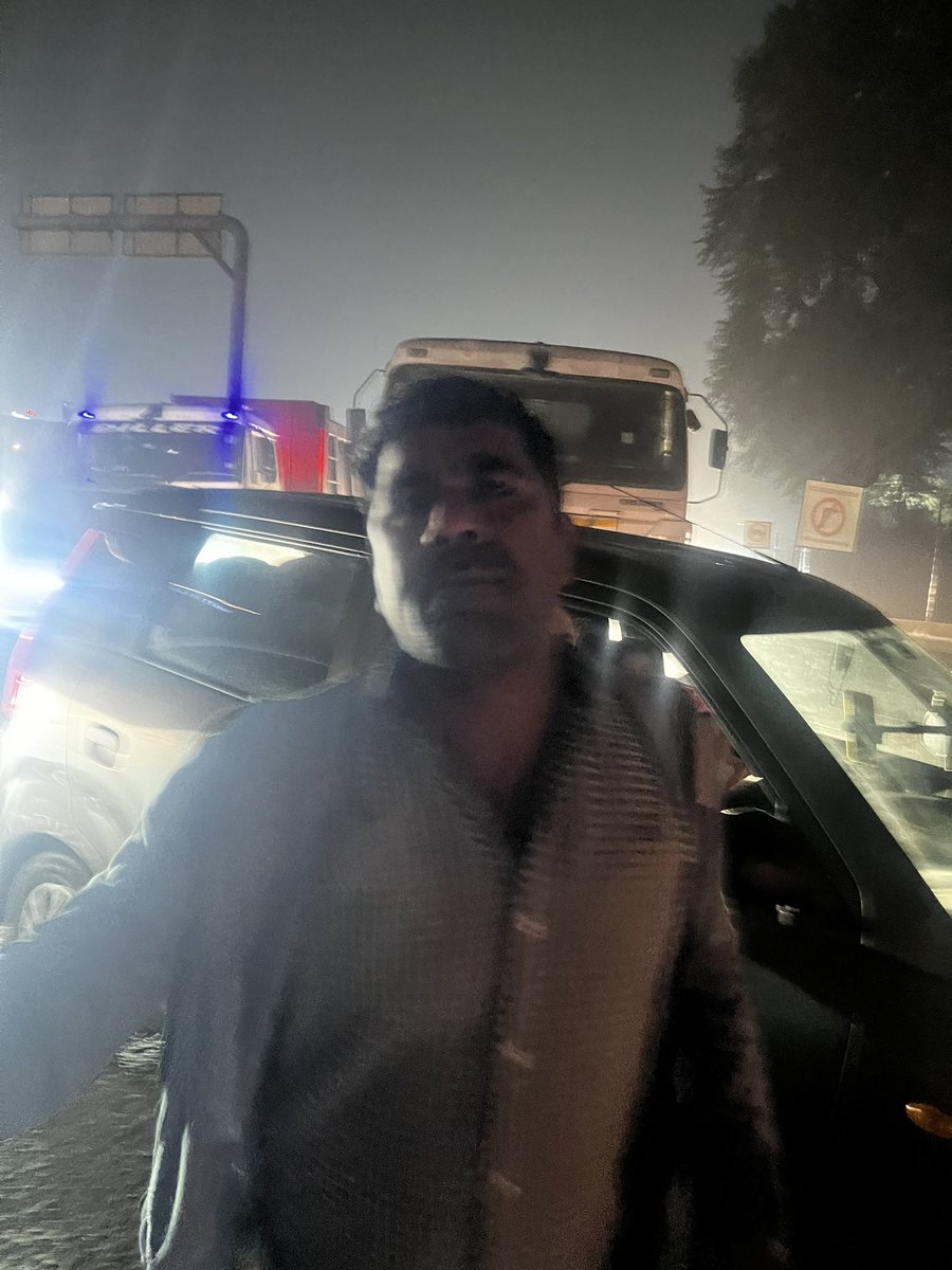 jainaabhisheks's tweet image. Truck driver driving on wrong side and telling they will hit with tools if you request them to use right way.
@DC_Gurugram  kindly remove one way barrier near Kherki dhaula toll or ensure 24x7 police at spr nh 48 intsection near palm hills
took the phone and threaten to break it