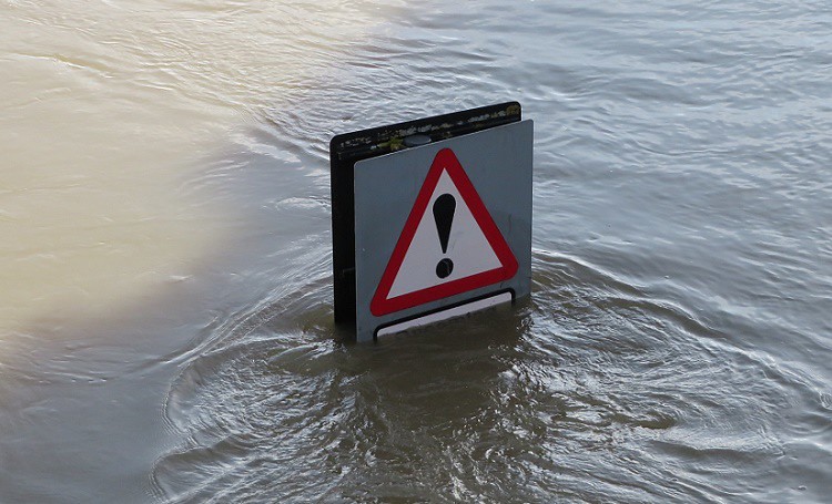 ⚠️ Smithfield Road in #Shrewsbury is now CLOSED due to flooding. The closure starts at Frankwell roundabout. Lower Claremont Bank is also closed.