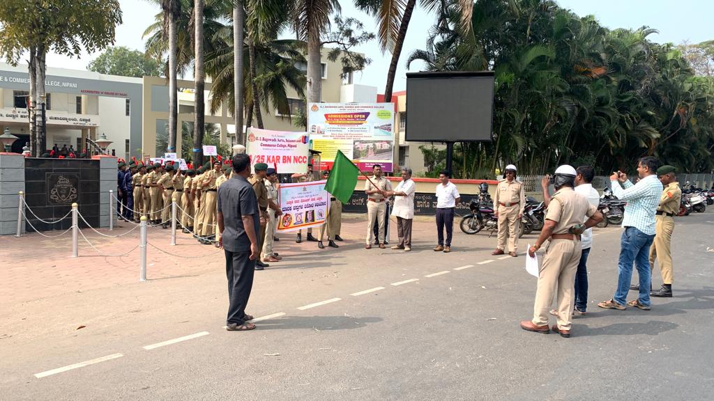 NPNNTPS's tweet photo. ಈ ದಿವಸ  ನಿಪ್ಪಾಣಿ ಶಹರ ಪೊಲೀಸ್ ಠಾಣೆಯ ವತಿಯಿಂದ ಜಿಐ ಬಾಗೇವಾಡಿ ಕಾಲೇಜಿನ  NCC ವಿದ್ಯಾರ್ಥಿಗಳ ಸಹಯೋಗದಲ್ಲಿ  ಹೆಲ್ಮೆಟ್ ಮತ್ತು  ಮಾದಕ ದ್ರವ್ಯ ಹಾಗೂ ವಸ್ತುಗಳ ಜಾಗೃತಿ ಕಾರ್ಯಕ್ರಮವನ್ನು ಮಾನ್ಯ ಸಿಪಿಐ ನಿಪ್ಪಾಣಿ ರವರ ಸಮ್ಮುಖದಲ್ಲಿ  PSI (L&amp;O) NTPS PSI (L&amp;O) NRPS PSI (CB) BCPS ರವರೊಂದಿಗೆ ಕೂಡಿಕೊಂಡು  ಜಾಥಾ ಮಾಡಲಾಯಿತು https://t.co/HRjUHh2Bo7