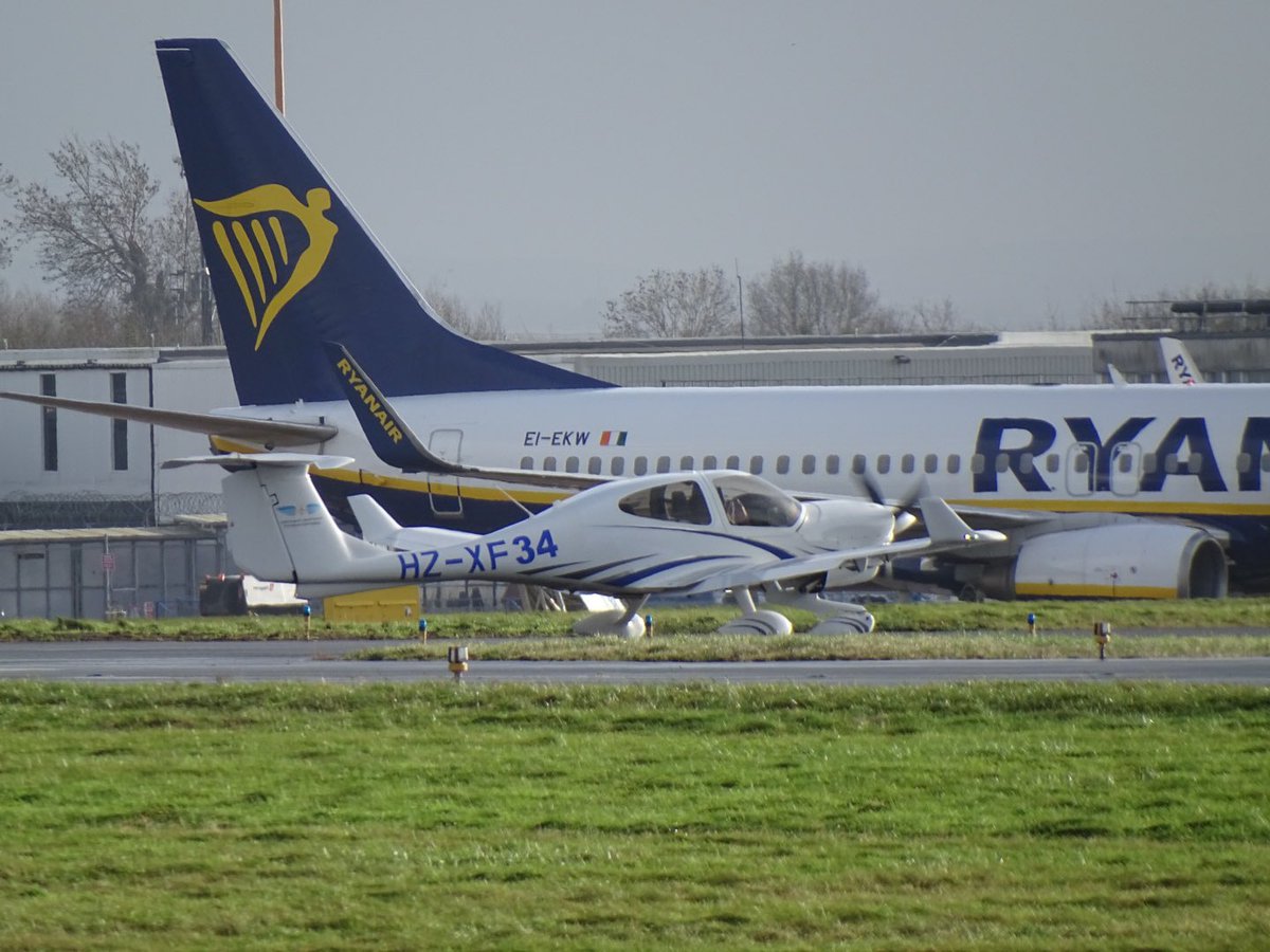 brgdbrs's tweet image. .@EMA_Airport saw 3 @DiamondAirUK Diamonds arrive from Saudi this lunchtime #avgeek #DA42 #DA40 @DiamondAircraft