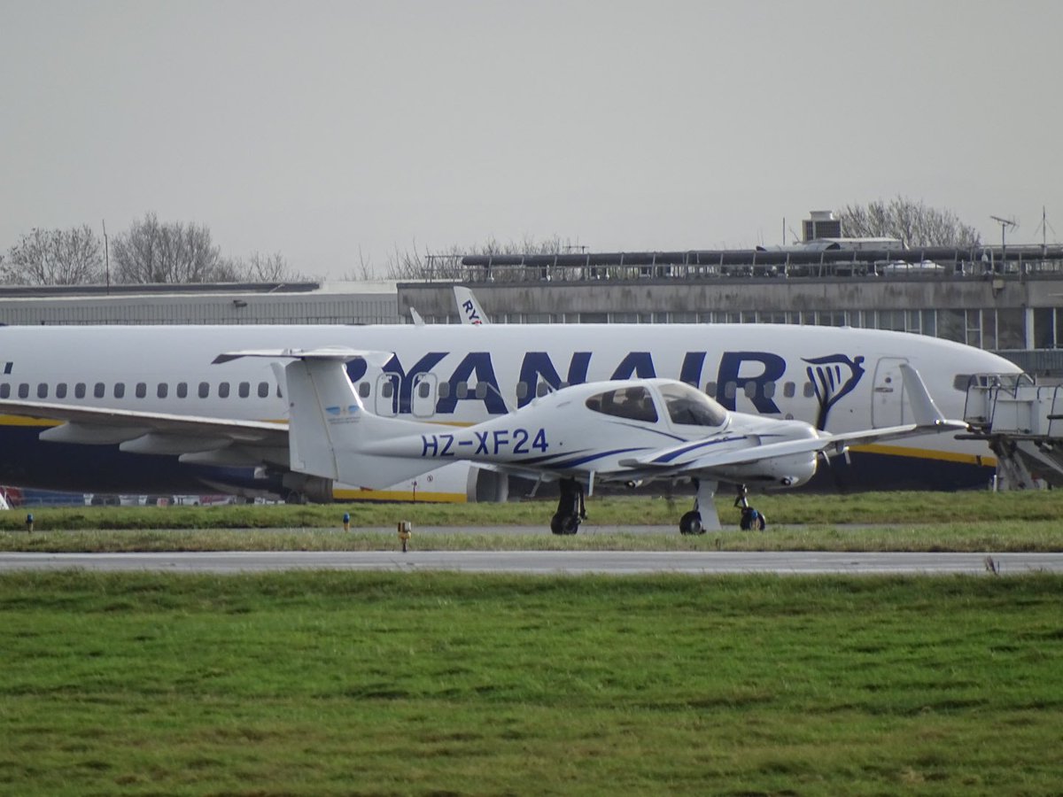 brgdbrs's tweet image. .@EMA_Airport saw 3 @DiamondAirUK Diamonds arrive from Saudi this lunchtime #avgeek #DA42 #DA40 @DiamondAircraft