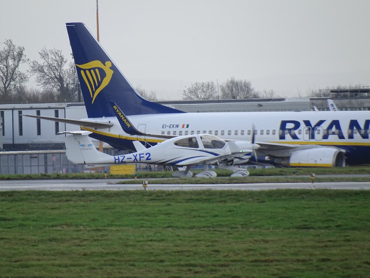 brgdbrs's tweet image. .@EMA_Airport saw 3 @DiamondAirUK Diamonds arrive from Saudi this lunchtime #avgeek #DA42 #DA40 @DiamondAircraft