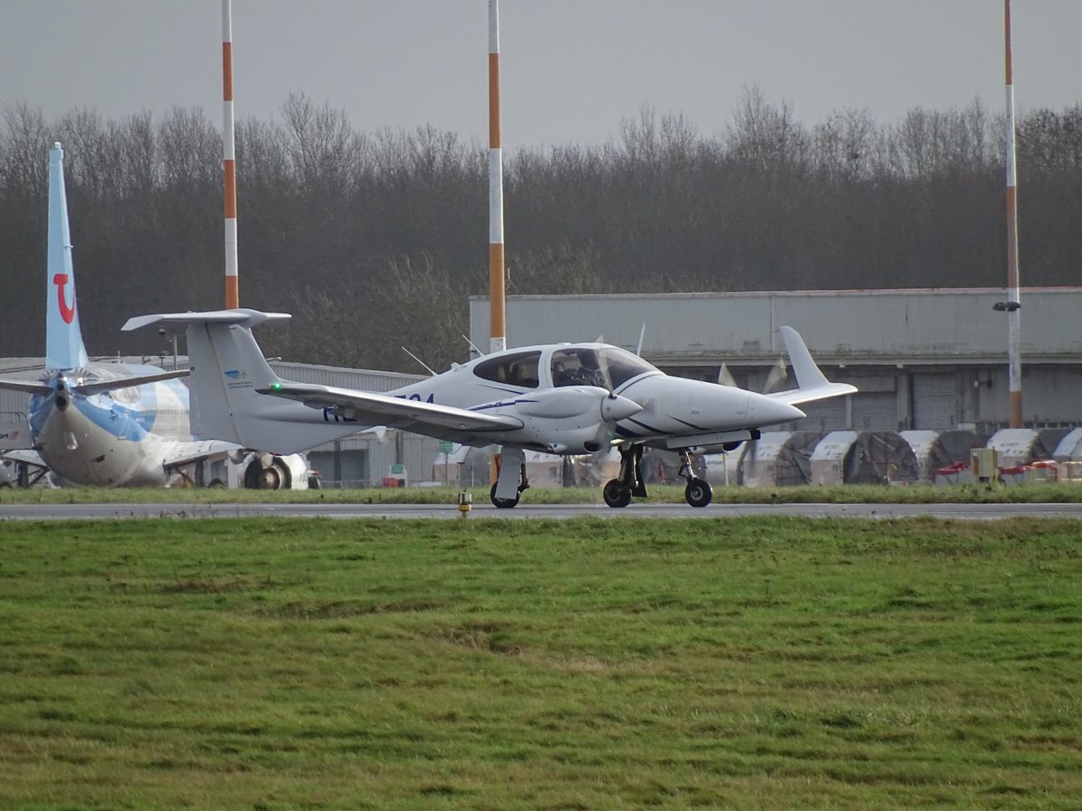 brgdbrs's tweet image. .@EMA_Airport saw 3 @DiamondAirUK Diamonds arrive from Saudi this lunchtime #avgeek #DA42 #DA40 @DiamondAircraft