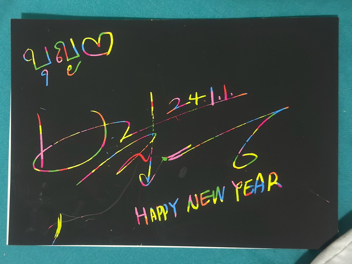 iPie_iGOT7's tweet photo. ในวันที่ 2 ที่จินยองอยู่ร้าน
จินยองเข้าร้านมาตอนบ่าย 2 ค่ะ
จินยองก็มานั่งเก้าอี้สีเหลืองตัวเดิมเลยค่ะ
ใช่ค่ะ ก็ยังคงนั่งกับพี่บุญอยู่

จินยองอยู่ที่ร้านประมาณสัก 2 ชั่วโมง
แล้วก็ออกไปทานข้าวค่ะ

พี่บุญบอกแม่ว่า…วันนี้พี่จินยองไม่ว่างนะ
เดี๋ยวคุณครูจะมาหา ต้องคุยกับคุณครูก่อน
แล้วก็ต้องทานข้าวกับคุณครู
เดี๋ยวถ้ามีเวลาว่างค่อยเล่นนะ โอเคไหม

“พี่จินยองเขาพูดเสียงอ่อนด้วยนะคุณแม่”
เสียงอ่อนคือยังไง 55 ทุกคนก็คิดเอาเองนะคะ

แล้วจินยองก็ไปกินข้าวกับคุณครูค่ะ
คุณครูดนตรีที่สอนจินยองมาตั้งแต่เด็กๆ
น้องกลับมาอีกทีก็ช่วงเย็นๆแล้วค่ะ สัก 4 โมง

ตอนนั้นคือสามีไผ่มาร้านเพื่อจะไปทักทายคุณพ่อของจินยองเคยเจอกันตอนมารอบก่อนค่ะ
เดินเข้ามาเจอจินยองพอดีก็เลยทักทายกันนิดหน่อย 

จินยองกลับมาร้านแล้วก็ไปนั่งคุยกับคุณครู
ใช้เวลาอยู่กับคุณครูสักพักใหญ่ๆเลยค่ะ

หลังจากที่คุณครูกลับไปจินยองก็ย้ายสัมมะโนครัวมาอยู่ที่เดิมค่ะ 😂

แต่ไผ่เห็นจินยองกินเค้ก กินกาแฟอยู่ก็เลยยังไม่อยากให้อิ่มบุญเข้าไป น้องจะเข้าไปไผ่ก็ส่ายหัวใส่น้องค่ะ น้องเลยไม่ได้เข้าไป

แล้วเหมือนจินยองเห็น (อีกแล้วค่ะ) ถึงเขาไม่ได้มองเราตลอดเวลา แต่เป็นคนช่างสังเกตตลอดนะคะ

🍑: Nuna
——
🍑: iPie Nuna
🐥: Yes (ใจตกลงไปอยู่ตาตุ่มเลยค่ะ จินยองเรียกว่า Nuna ไม่คิดว่าจะเป็นตัวเอง)
🍑: What does Boon want to do?
🐥: Mm Jinyoung shi, He wants to show you something. I am sorry.
🍑: Don’t sorry. Common Boon. What is it?
ต้าวเด็กน้อยถือกระดาษวิ่งตั๊กๆไปหาพี่จินยอง
👦🏻: Your name in Thai.
🍑: Oh! my name. Let me see it.
👦🏻: Repeat after me. จอ อิ นอ จิน
🍑: จอ อิ นอ จิน
👦🏻: ยอ ออ งอ ยอง
🍑: ยอ ออ งอ ยอง
👦🏻: จินยอง
🍑: Ah That’s is my name in Thai, right?
👦🏻: You try to copy it.
แล้วจินยองก็เขียนค่ะ~
พี่บุญก็วิ่งเอากลับมาอวดแม่
จินยองเขียนสวยมากค่ะ 😂
🐥:ให้กี่คะแนนครับ
👦🏻: 10 เต็ม 10

แล้วพัคจินยองก็เดินมาค่ะ
เดินมาอีกแล้ว >< แม่หัวใจจะวาย
แล้วก็เดินมาหยุดตรงโต๊ะที่แม่นั่ง

👦🏻: I give you 10 points.
🍑: oh! Thank you.
👦🏻: Thai is my name in Thai. Can you copy it?
🍑: Yes. 
จินยองหยิบกระดาษแผ่นใหม่ออกมาค่ะ 
ตอนแรกแม่ก็งง จินยองเขียนด้านบนกระดาษเลย ทำไมไม่เขียนตรงกลาง เขียนชื่อ บุญเสร็จ
อิ่มบุญก็ยังไม่หยุดค่ะ
👦🏻: บอ อุ ญอ บุญ
🍑: บอ อุ ญอ บุญ
ยิ้มหนวดแมวต่อหน้าต่อตาแม่เลยค่ะ
แล้วก็หันไปขย้ำแก้มน้องแล้วก็บอกว่า He is cute! 

พูดเสร็จจินยองก็หันมาตรงกระดาษที่เขียนชื่อบุญด้วยลายมือของจินยอง~ แล้วไผ่ก็ได้คำตอบค่ะ ว่าทำไมเขียนชื่อน้องไว้ด้านบนจัง ทำไมไม่เขียนตรงกลาง~🥰
