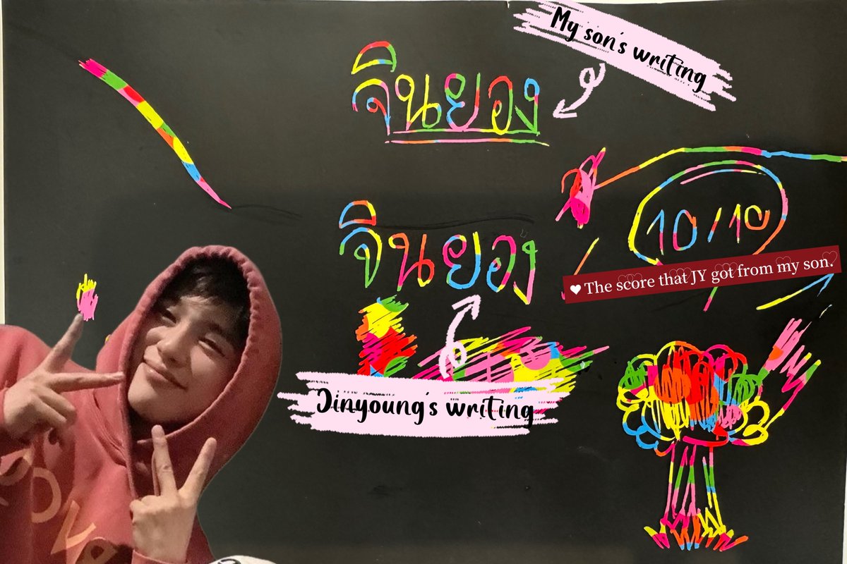 iPie_iGOT7's tweet photo. ในวันที่ 2 ที่จินยองอยู่ร้าน
จินยองเข้าร้านมาตอนบ่าย 2 ค่ะ
จินยองก็มานั่งเก้าอี้สีเหลืองตัวเดิมเลยค่ะ
ใช่ค่ะ ก็ยังคงนั่งกับพี่บุญอยู่

จินยองอยู่ที่ร้านประมาณสัก 2 ชั่วโมง
แล้วก็ออกไปทานข้าวค่ะ

พี่บุญบอกแม่ว่า…วันนี้พี่จินยองไม่ว่างนะ
เดี๋ยวคุณครูจะมาหา ต้องคุยกับคุณครูก่อน
แล้วก็ต้องทานข้าวกับคุณครู
เดี๋ยวถ้ามีเวลาว่างค่อยเล่นนะ โอเคไหม

“พี่จินยองเขาพูดเสียงอ่อนด้วยนะคุณแม่”
เสียงอ่อนคือยังไง 55 ทุกคนก็คิดเอาเองนะคะ

แล้วจินยองก็ไปกินข้าวกับคุณครูค่ะ
คุณครูดนตรีที่สอนจินยองมาตั้งแต่เด็กๆ
น้องกลับมาอีกทีก็ช่วงเย็นๆแล้วค่ะ สัก 4 โมง

ตอนนั้นคือสามีไผ่มาร้านเพื่อจะไปทักทายคุณพ่อของจินยองเคยเจอกันตอนมารอบก่อนค่ะ
เดินเข้ามาเจอจินยองพอดีก็เลยทักทายกันนิดหน่อย 

จินยองกลับมาร้านแล้วก็ไปนั่งคุยกับคุณครู
ใช้เวลาอยู่กับคุณครูสักพักใหญ่ๆเลยค่ะ

หลังจากที่คุณครูกลับไปจินยองก็ย้ายสัมมะโนครัวมาอยู่ที่เดิมค่ะ 😂

แต่ไผ่เห็นจินยองกินเค้ก กินกาแฟอยู่ก็เลยยังไม่อยากให้อิ่มบุญเข้าไป น้องจะเข้าไปไผ่ก็ส่ายหัวใส่น้องค่ะ น้องเลยไม่ได้เข้าไป

แล้วเหมือนจินยองเห็น (อีกแล้วค่ะ) ถึงเขาไม่ได้มองเราตลอดเวลา แต่เป็นคนช่างสังเกตตลอดนะคะ

🍑: Nuna
——
🍑: iPie Nuna
🐥: Yes (ใจตกลงไปอยู่ตาตุ่มเลยค่ะ จินยองเรียกว่า Nuna ไม่คิดว่าจะเป็นตัวเอง)
🍑: What does Boon want to do?
🐥: Mm Jinyoung shi, He wants to show you something. I am sorry.
🍑: Don’t sorry. Common Boon. What is it?
ต้าวเด็กน้อยถือกระดาษวิ่งตั๊กๆไปหาพี่จินยอง
👦🏻: Your name in Thai.
🍑: Oh! my name. Let me see it.
👦🏻: Repeat after me. จอ อิ นอ จิน
🍑: จอ อิ นอ จิน
👦🏻: ยอ ออ งอ ยอง
🍑: ยอ ออ งอ ยอง
👦🏻: จินยอง
🍑: Ah That’s is my name in Thai, right?
👦🏻: You try to copy it.
แล้วจินยองก็เขียนค่ะ~
พี่บุญก็วิ่งเอากลับมาอวดแม่
จินยองเขียนสวยมากค่ะ 😂
🐥:ให้กี่คะแนนครับ
👦🏻: 10 เต็ม 10

แล้วพัคจินยองก็เดินมาค่ะ
เดินมาอีกแล้ว >< แม่หัวใจจะวาย
แล้วก็เดินมาหยุดตรงโต๊ะที่แม่นั่ง

👦🏻: I give you 10 points.
🍑: oh! Thank you.
👦🏻: Thai is my name in Thai. Can you copy it?
🍑: Yes. 
จินยองหยิบกระดาษแผ่นใหม่ออกมาค่ะ 
ตอนแรกแม่ก็งง จินยองเขียนด้านบนกระดาษเลย ทำไมไม่เขียนตรงกลาง เขียนชื่อ บุญเสร็จ
อิ่มบุญก็ยังไม่หยุดค่ะ
👦🏻: บอ อุ ญอ บุญ
🍑: บอ อุ ญอ บุญ
ยิ้มหนวดแมวต่อหน้าต่อตาแม่เลยค่ะ
แล้วก็หันไปขย้ำแก้มน้องแล้วก็บอกว่า He is cute! 

พูดเสร็จจินยองก็หันมาตรงกระดาษที่เขียนชื่อบุญด้วยลายมือของจินยอง~ แล้วไผ่ก็ได้คำตอบค่ะ ว่าทำไมเขียนชื่อน้องไว้ด้านบนจัง ทำไมไม่เขียนตรงกลาง~🥰