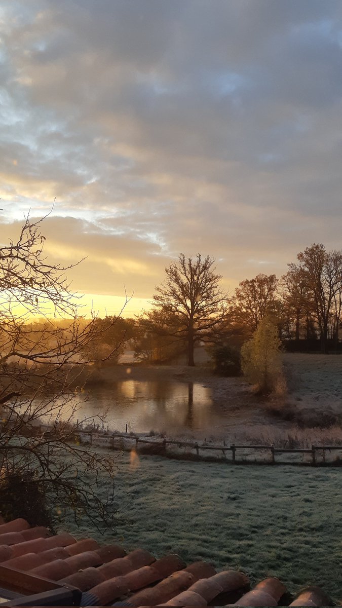 New Morning

#newyearsday #nouvelan
#landscape #landscapephotography #landscapelovers #nature #NaturePhotography #winter #wipplay #fisheyelemag #eclectical_views #bnwminimalismmag #emotionalbnw #art  #ruralité #hiver   #auvergnerhonealpes #aura #allier #bocagebourbonnais