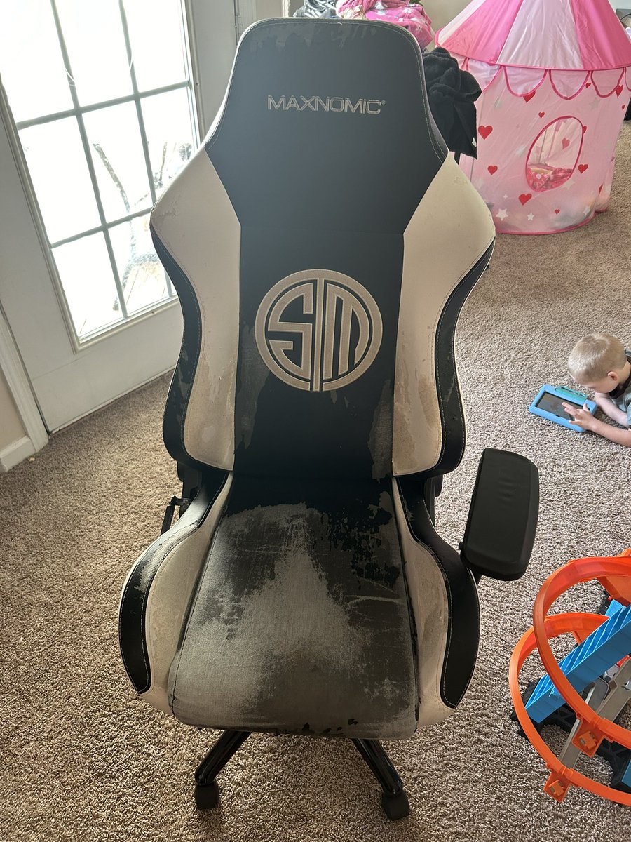 JustMcD_'s tweet photo. After almost 10 years, I think it’s time to retire this chair… @TSM https://t.co/4fWNIjFHgS