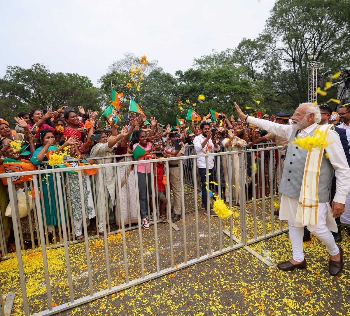 AmitShah's tweet photo. Kerala shares a bond with PM @narendramodi Ji which is beyond the realm of politics. The thunderous welcome the women of Thrissur accorded to Modi Ji today stands as a testament to it.

കേരളം നരേന്ദ്ര മോദിയുമായി രാഷ്ട്രീയത്തിന് അതീതമായ ഒരു ബന്ധം സൂക്ഷിക്കുന്നു. അമ്മമാരും സഹോദരിമാരും ഇന്ന് തൃശ്ശൂരിൽ അദ്ദേഹത്തിന് നൽകിയ ഊഷ്മളമായ സ്വീകരണം ഇതിന്റെ തെളിവാണ്.
#SthreeShaktiWithModi