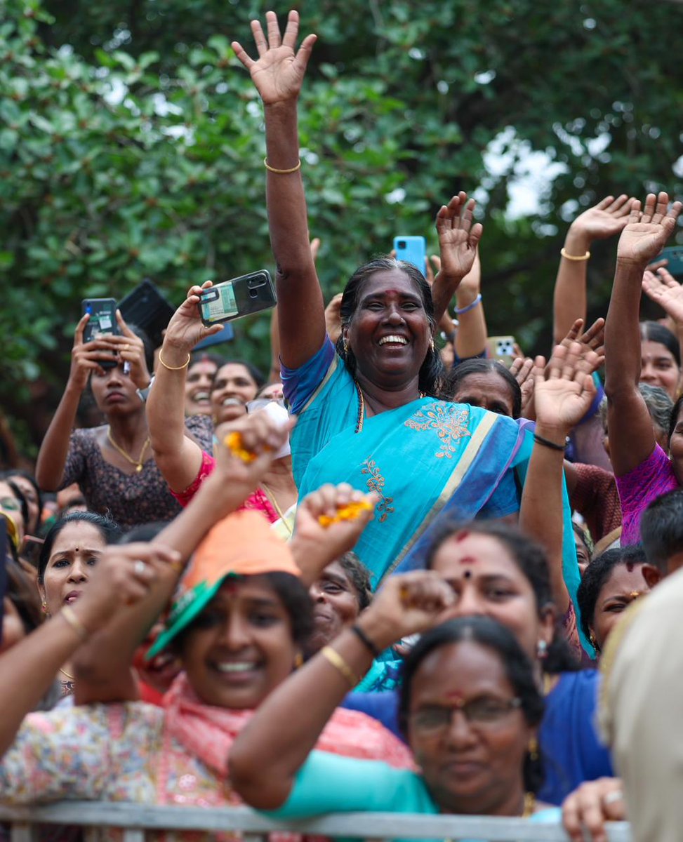 AmitShah's tweet photo. Kerala shares a bond with PM @narendramodi Ji which is beyond the realm of politics. The thunderous welcome the women of Thrissur accorded to Modi Ji today stands as a testament to it.

കേരളം നരേന്ദ്ര മോദിയുമായി രാഷ്ട്രീയത്തിന് അതീതമായ ഒരു ബന്ധം സൂക്ഷിക്കുന്നു. അമ്മമാരും സഹോദരിമാരും ഇന്ന് തൃശ്ശൂരിൽ അദ്ദേഹത്തിന് നൽകിയ ഊഷ്മളമായ സ്വീകരണം ഇതിന്റെ തെളിവാണ്.
#SthreeShaktiWithModi