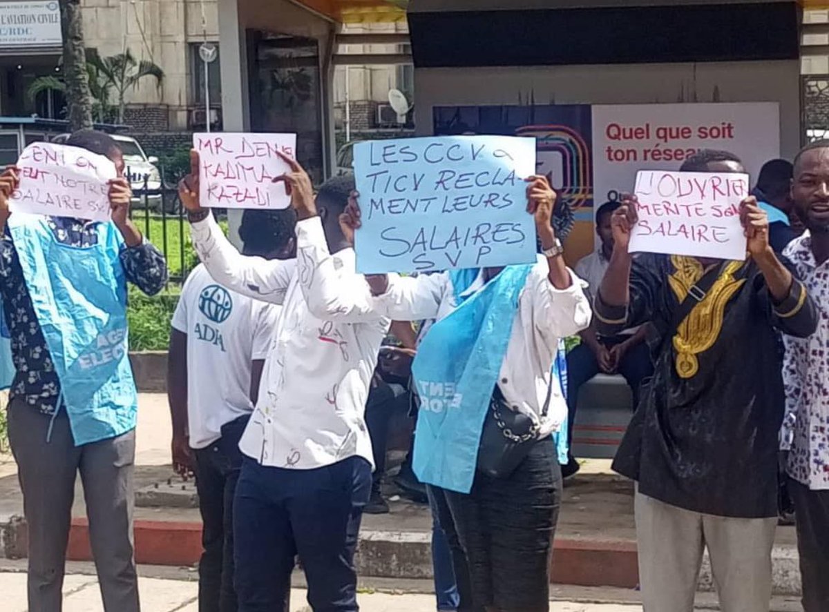 alaunerdc's tweet photo. #Kinshasa : Grogne devant la @cenirdc, ce 3 janvier des agents temporaires des #CCV (Chefs de centre de vote) et #TICV (Techniciens, Informaticiens de Centre de Vote), qui réclament devant le siège de la CENI, leur salaire. https://t.co/boLyPgMKhK