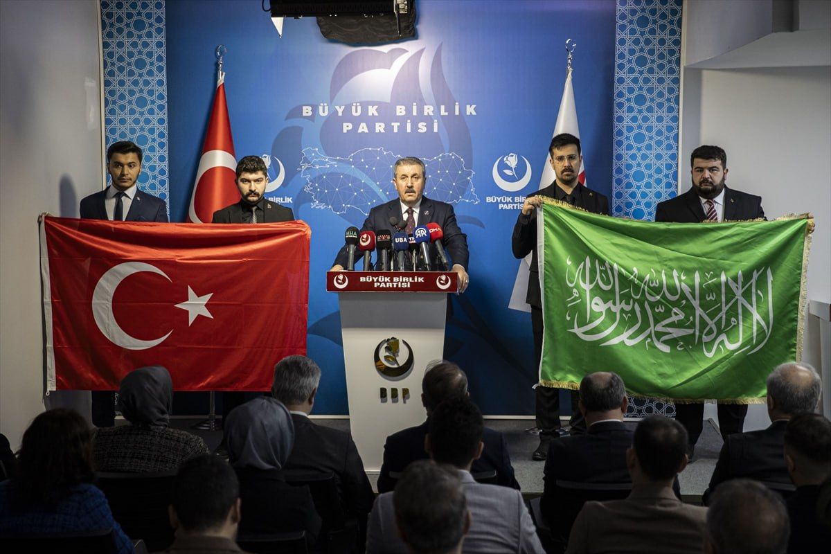 misvakcaps's tweet photo. BBP Lideri Mustafa Destici, basın toplantısına Kelime-i Tevhid ve Türk bayrağı ile çıktı. ☝️

Tatlı su "Milliyetçileri"ne ders niteliğinde 👏 https://t.co/szRZ5q8pg9