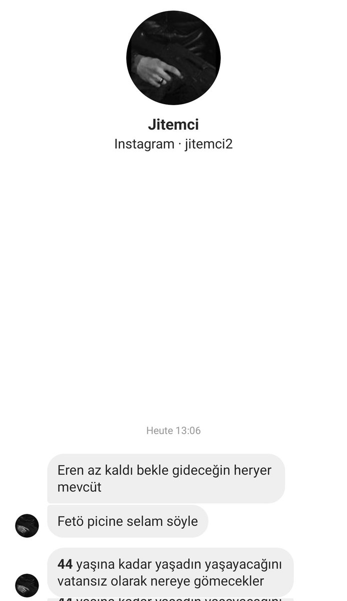 Tayfun K., ein Anhänger der Grauen Wölfe, der seit längerem einigen Personen in Deutschland Mordrohungen schickt, heute wieder mit einer neuen Nachricht:

"Eren, warte, es dauert nicht mehr lange. Wir wissen, wo du überall hingehst. Du hast mit 44 Jahren genug gelebt. Wo werden