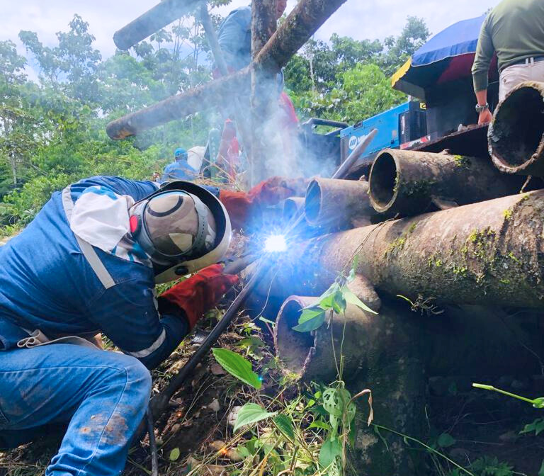 YofrePoma's tweet photo. #PuenteElEno|Nos unimos en minga, y trabajamos en el mantenimiento del puente sobre el río #ElEno, en la comunidad #NaranjitoDulce, parroquia El Eno, #LagoAgrio. https://t.co/CyqJNSpzwx