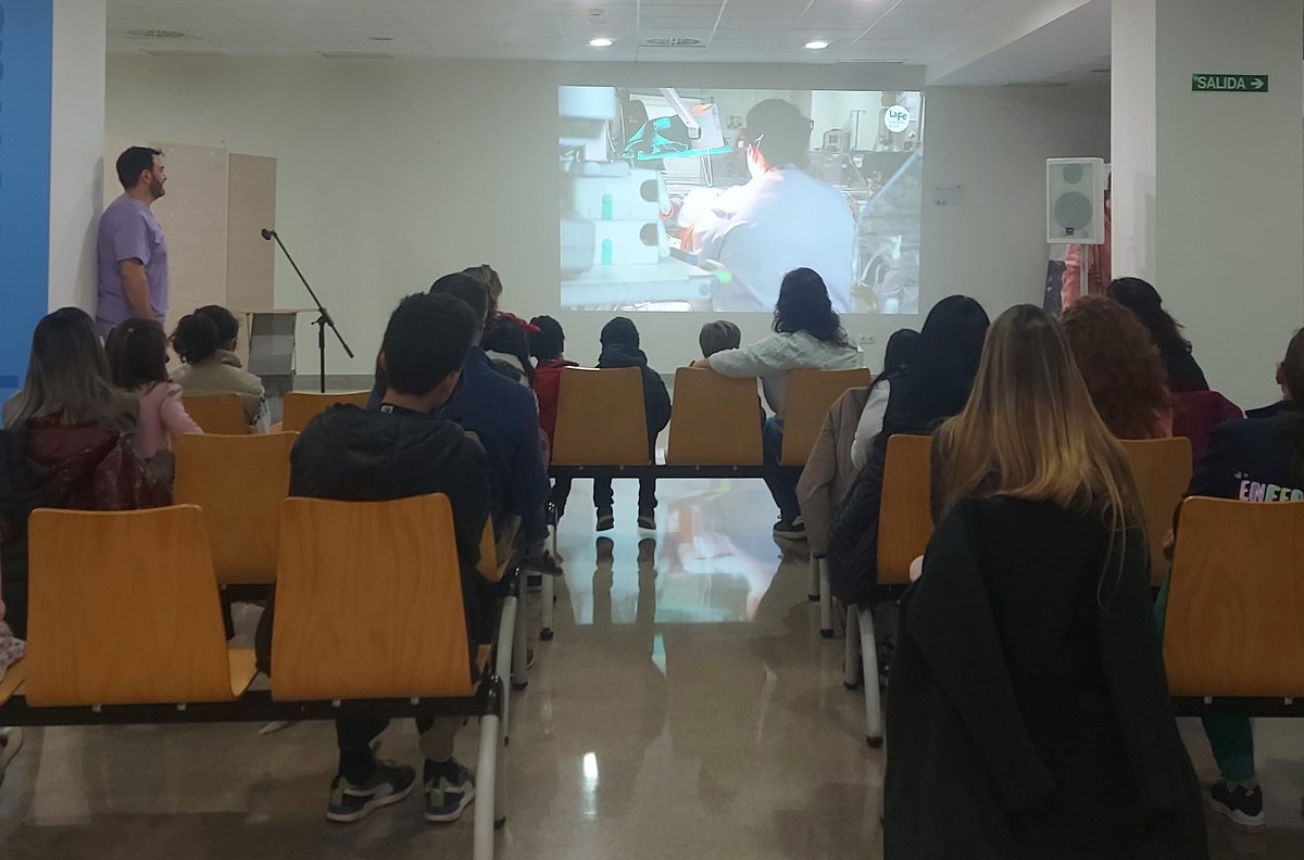 pediatrialafe's tweet photo. 1/1 Hoy, el Servicio de Neonatología @HospitalLaFe ha organizado el "Taller de Neonatología navideño: un día para el recuerdo". Al que han asistido niñ@s que estuvieron ingresados, hermanos e hij@s de compañer@s
#Pediatría https://t.co/QNixyIGw9z