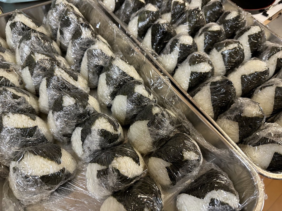 chunbi_mu's tweet photo. 1月3日の無料食堂＆温泉について、協力や提供をしてくださった皆様、ありがとうございました。ご報告です。

被災した100人あまりの方に温泉に入っていただき、約70人におにぎりとお味噌汁を提供しました。また、追加で30人ぶんを避難所の「ふれあいスポーツセンター」に届けました。

頂いたお水やお茶、みりん干し、りんごやお花は皆様に渡しました。お米や野菜、キッチンペーパーは明日も料理に使わせていただきます。

また、助っ人に駆けつけてくださった飲食店の皆様、改めてお礼を申し上げます。

1月3日現在、氷見市ではまだ断水している地域があり、入浴と料理、トイレができず困っている方が多くいらっしゃいました。また、ふれスポには避難している方が70人ほどおられました。

先のことを考えると不安ですが、いま自分にできることを精一杯頑張ろうと思います。それぞれにメッセージを返信している余裕がなくてごめんなさい。