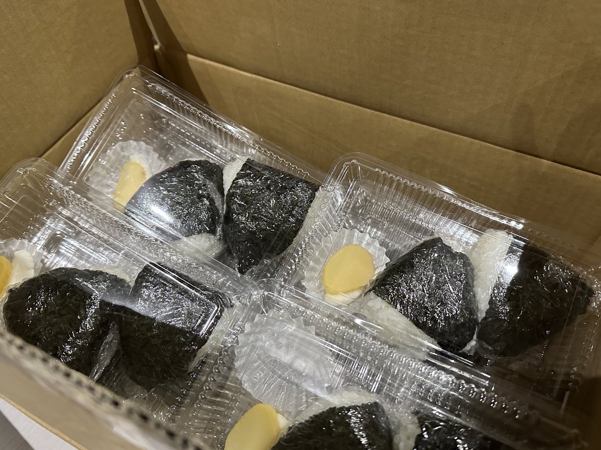 chunbi_mu's tweet photo. 1月3日の無料食堂＆温泉について、協力や提供をしてくださった皆様、ありがとうございました。ご報告です。

被災した100人あまりの方に温泉に入っていただき、約70人におにぎりとお味噌汁を提供しました。また、追加で30人ぶんを避難所の「ふれあいスポーツセンター」に届けました。

頂いたお水やお茶、みりん干し、りんごやお花は皆様に渡しました。お米や野菜、キッチンペーパーは明日も料理に使わせていただきます。

また、助っ人に駆けつけてくださった飲食店の皆様、改めてお礼を申し上げます。

1月3日現在、氷見市ではまだ断水している地域があり、入浴と料理、トイレができず困っている方が多くいらっしゃいました。また、ふれスポには避難している方が70人ほどおられました。

先のことを考えると不安ですが、いま自分にできることを精一杯頑張ろうと思います。それぞれにメッセージを返信している余裕がなくてごめんなさい。