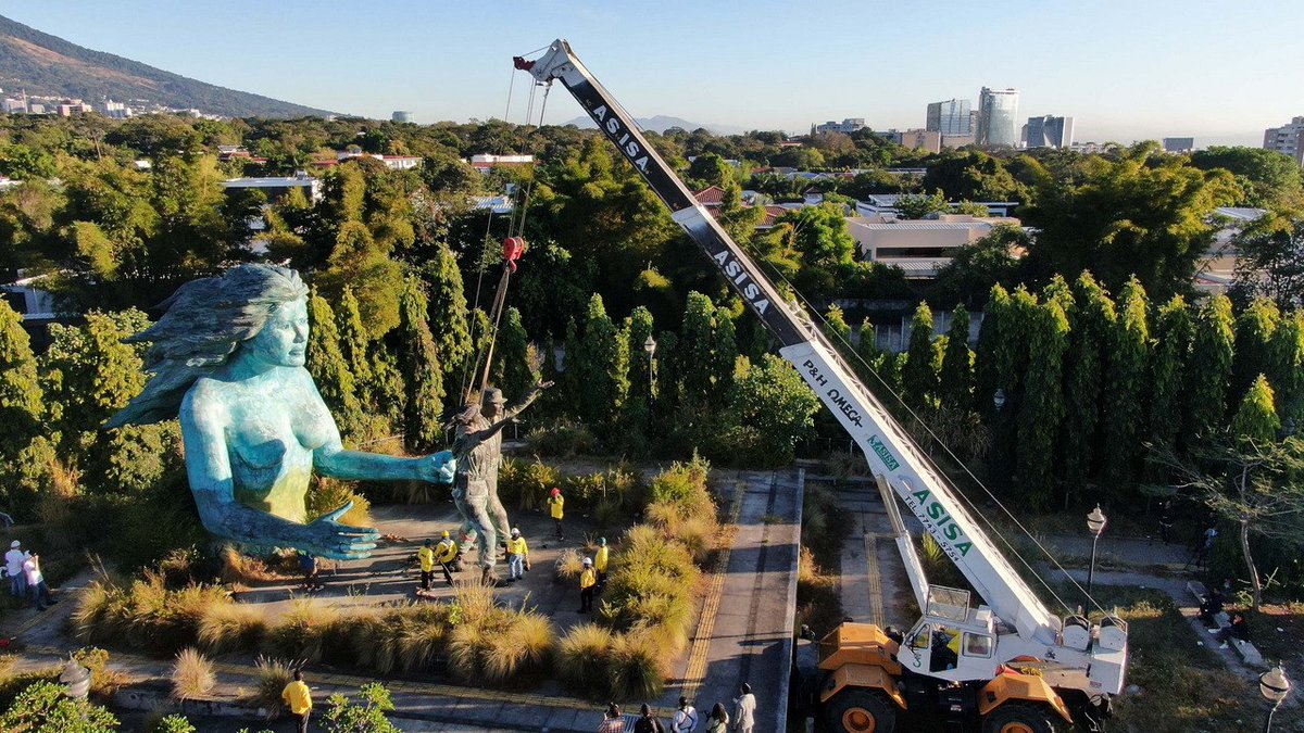 elsalvador's tweet photo. #DePaís Este miércoles, un equipo de @ObrasPublicasSV comenzó con la demolición del monumento a la Reconciliación, en donde el Gobierno del presidente @nayibbukele construirá un nuevo espacio público. Fotos: David Martínez /#DiarioElSalvador https://t.co/g4ZW9iIK2B