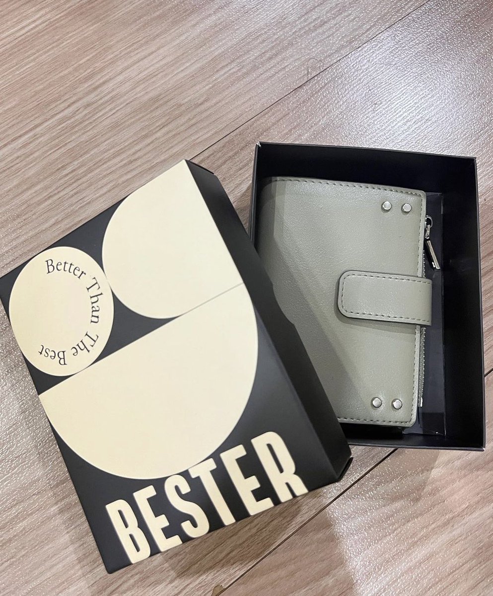snnyy2310's tweet photo. กระเป๋าสตางค์ Besterbrand พร้อมกล่อง สภาพตามการใช้งานตำหนิหนังลอกตรงขอบกระเป๋า 180.-ส่งฟรี From590.-
#กระเป๋าสตางค์ #besterwhisky #besterbrand #perotabrand #atreasurebox #glisstheobject #cintageshop #stylistshop #ส่งต่อกระเป๋า #bestertonic #besterbag #charlesandkeith #gentlewoman https://t.co/xdwYBDuDd6