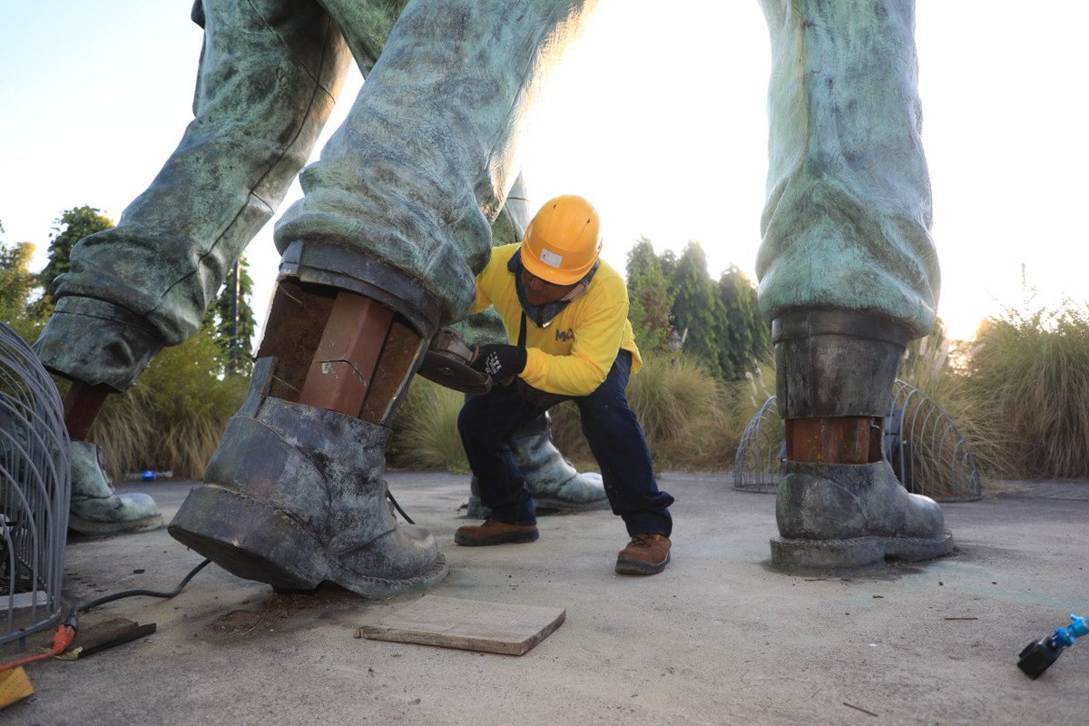 elsalvador's tweet photo. #DePaís Este miércoles, un equipo de @ObrasPublicasSV comenzó con la demolición del monumento a la Reconciliación, en donde el Gobierno del presidente @nayibbukele construirá un nuevo espacio público. Fotos: David Martínez /#DiarioElSalvador https://t.co/g4ZW9iIK2B