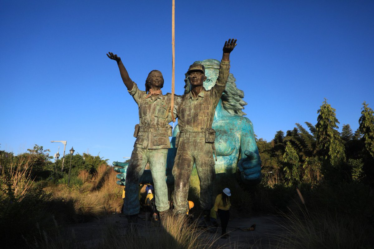elsalvador's tweet photo. #DePaís Este miércoles, un equipo de @ObrasPublicasSV comenzó con la demolición del monumento a la Reconciliación, en donde el Gobierno del presidente @nayibbukele construirá un nuevo espacio público. Fotos: David Martínez /#DiarioElSalvador https://t.co/g4ZW9iIK2B