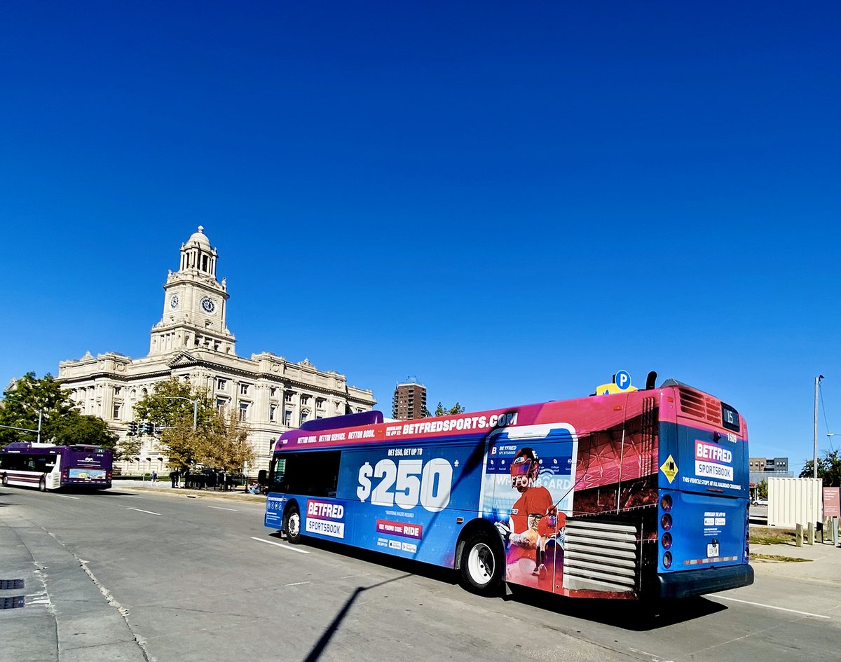 AdsposureMedia's tweet image. Bringing vibrance to downtown Des Moines! 🚍 If you are looking to promote your brand on the streets of your city, reach out to us at adsposure.com #FullWrap #BusAd