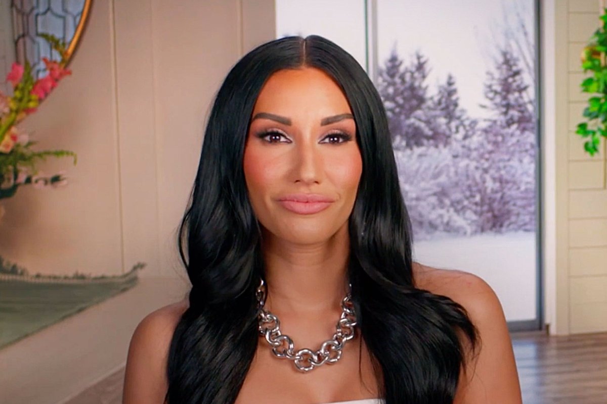 JarettSays's tweet photo. The more I think about last night's #RHOSLC, the more I need a BTS expose about this season. 

1. Did producers know Monica was behind the account when they hired her? If no, when did they learn?

2. Who helped Heather that Bravo bleeped out? 

3. When did Heather REALLY know? https://t.co/Uk3QNDkDXy